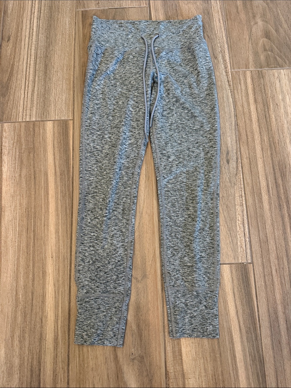 Vuori Daily Leggings in Gray Heather with Drawstring Waist. Women’s XS